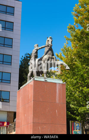 Portogallo Porto Porto particolare architettura edificio Millenium centro business center BCP statua in bronzo scultura cavallo uomo azienda calmante plinto rosso Foto Stock