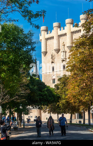 Guardando verso la torre di Giovanni Paolo II all'entrata dell'Alcazar nella città di Segovia, Spagna Foto Stock