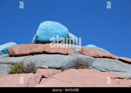 Blu e rosse rocce nel mezzo del secco montagne Atlas in Marocco. Foto Stock