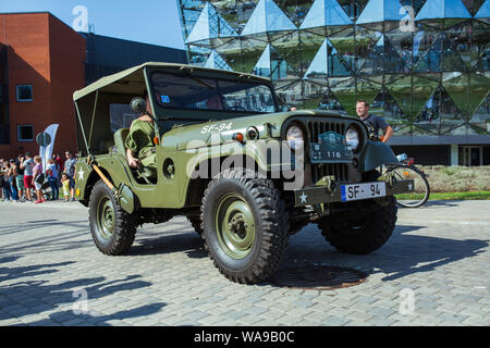 Città di Riga, Repubblica Lettone. Auto retrò partito. Oldtimer automobili al Motor Museum. Urbano vista città. Il 17 agosto 2019. Foto Stock