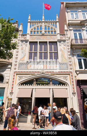 Portogallo Porto Porto Livraria Lello bookshop Harry Potter filosofi fama di pietra facciata coda di turisti queueing neo gotico Livraria 1906 Chardron Foto Stock