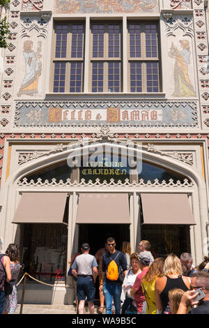 Portogallo Porto Porto Livraria Lello bookshop Harry Potter filosofi fama di pietra facciata coda di turisti queueing neo gotico Livraria 1906 Chardron Foto Stock