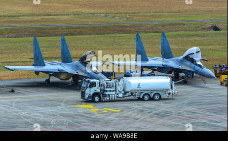 Il Langkawi, Malesia - Mar 29, 2019. Royal Malaysian Air Force Sukhoi Su-30MKMs vengono alimentati all'Aeroporto di Langkawi (LGK). Foto Stock