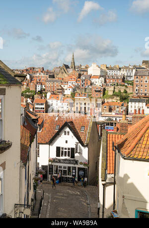 Il consiglio di amministrazione Inn e Whitby townscape guardando a Nord, nello Yorkshire, Inghilterra, Regno Unito Foto Stock