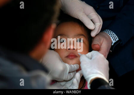 (190819) -- Manila, 19 Agosto, 2019 (Xinhua) -- una ragazza riceve un poliovirus orale Vaccino durante un anti-polio campagna condotta dal reparto filippino della salute a Manila nelle Filippine, 19 Agosto, 2019. (Xinhua/Rouelle Umali) Foto Stock