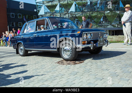 Città di Riga, Repubblica Lettone. Auto retrò partito. Oldtimer automobili al Motor Museum. Urbano vista città. Il 17 agosto 2019. Foto Stock