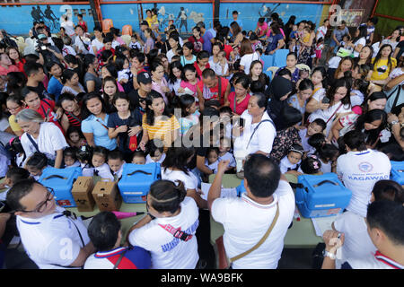 (190819) -- Manila, 19 Agosto, 2019 (Xinhua) -- i genitori e i loro figli line up per un poliovirus orale Vaccino durante un anti-polio campagna condotta dal reparto filippino della salute a Manila nelle Filippine, 19 Agosto, 2019. (Xinhua/Rouelle Umali) Foto Stock