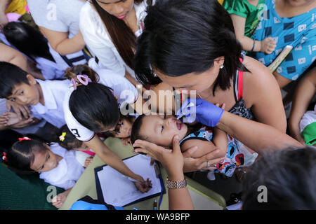 (190819) -- Manila, 19 Agosto, 2019 (Xinhua) -- Un bambino riceve un poliovirus orale Vaccino durante un anti-polio campagna condotta dal reparto filippino della salute a Manila nelle Filippine, 19 Agosto, 2019. (Xinhua/Rouelle Umali) Foto Stock