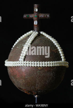 La Holy Hand Grenade di Antiochia, dal 1975 film Monty Python e il Sacro Graal (stima ??50-100000), durante un'anteprima del prossimo film e televisione memorabilia asta al Prop Store sede vicino a Rickmansworth. Foto Stock