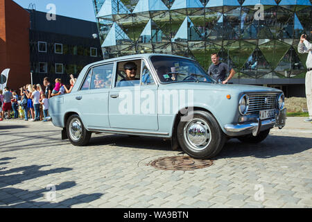 Città di Riga, Repubblica Lettone. Auto retrò partito. Oldtimer automobili al Motor Museum. Urbano vista città. Il 17 agosto 2019. Foto Stock