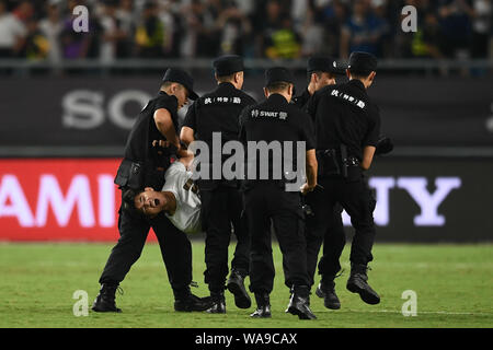 Un ventilatore adorante è azionato fuori dalla sicurezza dei membri del personale durante il 2019 International Champions Cup torneo di calcio tra Juventus F.C. e Inter Foto Stock