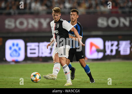 Il croato calciatore Ivan Perisic, destro di Inter e Milan sfide un giocatore Juventus F.C. durante il 2019 International Champions Cup calcio a Foto Stock