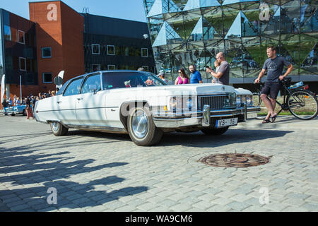 Città di Riga, Repubblica Lettone. Auto retrò partito. Oldtimer automobili al Motor Museum. Urbano vista città. Il 17 agosto 2019. Foto Stock