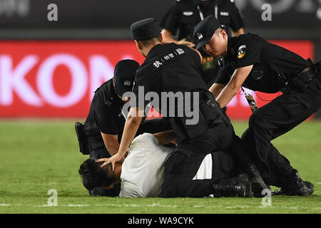 Un ventilatore adorante è azionato fuori dalla sicurezza dei membri del personale durante il 2019 International Champions Cup torneo di calcio tra Juventus F.C. e Inter Foto Stock