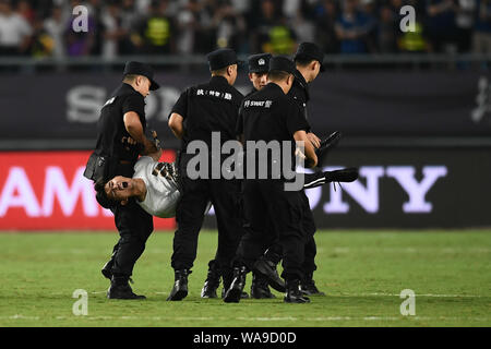 Un ventilatore adorante è azionato fuori dalla sicurezza dei membri del personale durante il 2019 International Champions Cup torneo di calcio tra Juventus F.C. e Inter Foto Stock