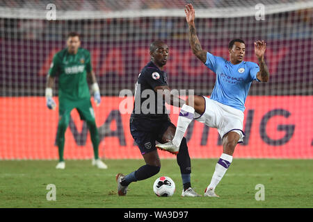 Il calcio tedesco giocatore Lukas Nmecha, a destra del Manchester City F.C. del campionato inglese champions passa la palla contro un giocatore del West Ham United F. Foto Stock