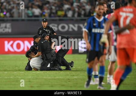 Un ventilatore adorante è azionato fuori dalla sicurezza dei membri del personale durante il 2019 International Champions Cup torneo di calcio tra Juventus F.C. e Inter Foto Stock