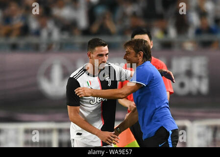 Mattia De Sciglio, a sinistra della Juventus F.C. interagisce con head coach Antonio Conte di Inter e Milan durante il 2019 International Champions Cup Calcio Foto Stock