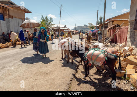 Debre Libanos, Etiopia - Aprile 19, 2019: popolo etiope sulla strada dietro il famoso monastero Debre Libanos, Etiopia Africa Foto Stock