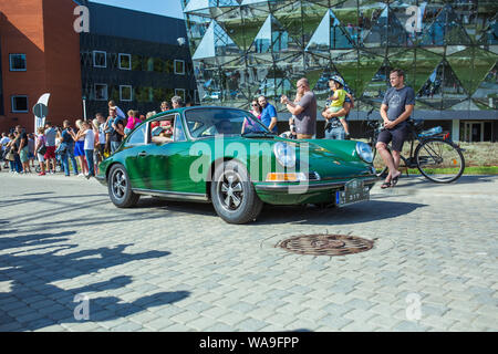 Città di Riga, Repubblica Lettone. Auto retrò partito. Oldtimer automobili al Motor Museum. Urbano vista città. Il 17 agosto 2019. Foto Stock