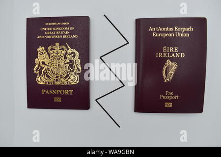 Un passaporto britannico e un passaporto irlandese. Il referendum Brexit risultato ha causato un enorme aumento delle applicazioni per la cittadinanza irlandese. Foto Stock