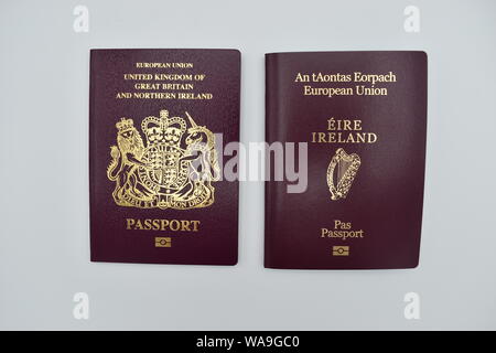 Un passaporto britannico e un passaporto irlandese. Il referendum Brexit risultato ha causato un enorme aumento delle applicazioni per la cittadinanza irlandese. Foto Stock