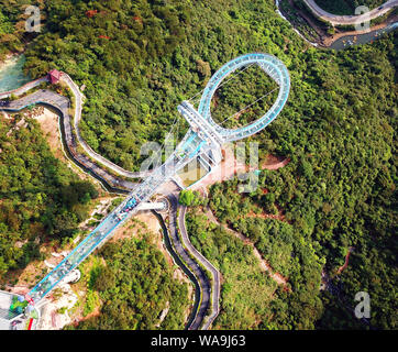 Vista aerea del Guangdong più alto del vetro circolare Bridge crossing sulla montagna al Huangtengxia attrazione turistica nella città di Qingyuan, Cina del Sud Foto Stock