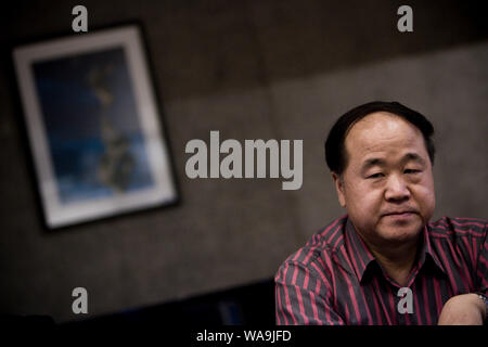 Scrittore cinese Mo Yan, laureate del 2012 Premio Nobel per la letteratura, viene intervistato a Pechino in Cina, 18 giugno 2009. Il cinese Premio Nobel Mo Yan wa Foto Stock