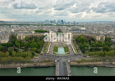 Palais de Chaillot e Jardine du Trocadero sulle rive del fiume Senna. Parigi, Francia Foto Stock