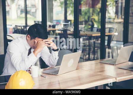 Bello ingegnere di lavoro all'aperto nel coffee shop. Foto Stock