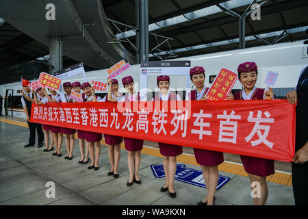 Treno cinese agli operatori pongono di fronte la prima linea ferroviaria ad alta velocità che il bullet train collega Tianjin e Hong Kong presso la Tianjin stazione ferroviaria ovest Foto Stock