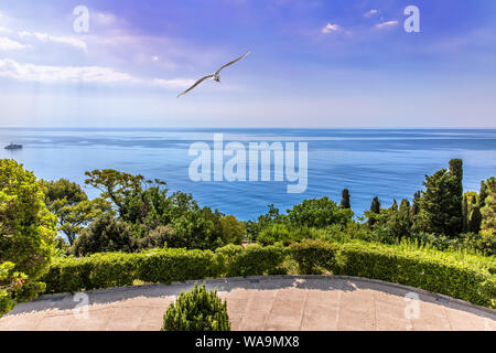 Nero Bella vista sul mare dalla terrazza del Palazzo Vorontsov in Crimea. Foto Stock