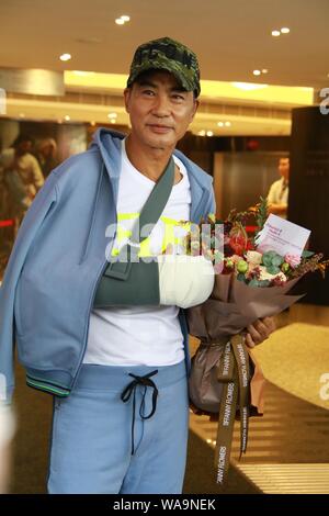 Hong Kong attore Simon Yam lascia ospedale dopo essere stata pugnalata nello stomaco di Hong Kong, Cina, 24 luglio 2019. Foto Stock