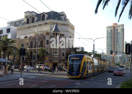 L'(Glink) Gold Coast Light Rail rete di tram che passa attraverso la vendita al dettaglio aree dello shopping di Gold Coast di Queensland in Australia Foto Stock