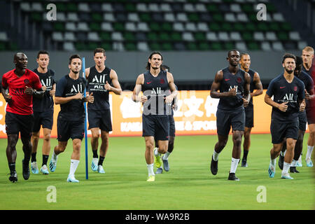 Edinson Cavani, centro e compagni di squadra di Parigi Saint-Germain prendere parte a una sessione di formazione per preparare la prossima partita del International su Foto Stock