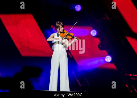 Il violinista giapponese Ayasa esegue durante la fase finale della sesta SNH48 idoli annuale concorso di popolarità in Cina a Shanghai, 27 luglio 2019. Foto Stock