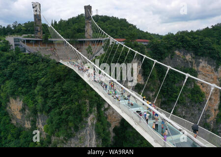 I turisti a piedi sulla più lunga del mondo e il più alto dal fondo di vetro ponte sopra il Zhangjiajie Grand Canyon a Wulingyuan Scenic e interesse storico Ar Foto Stock
