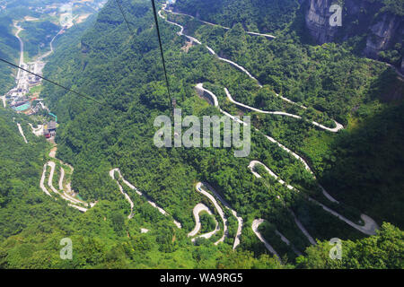 Vista aerea del famoso Tongtian Avenue, altrimenti noto come "piegatura" la strada per la sua 99 tornanti alla montagna Tianmen punto panoramico in Zhangjiaj Foto Stock