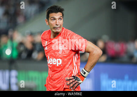 Gianluigi Buffon della Juventus F.C. reagisce come egli compete contro Inter Milano durante il 2019 International Champions Cup torneo di calcio in Nanjing Foto Stock