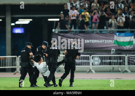 Un ventilatore adorante è azionato fuori dalla sicurezza dei membri del personale durante il 2019 International Champions Cup torneo di calcio tra Juventus F.C. e Inter Foto Stock
