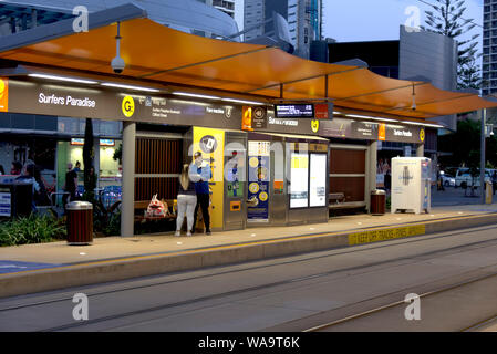 La rete di ferrovia leggera a Surfers Paradise Boulevard Gold Coast di Queensland in Australia Foto Stock