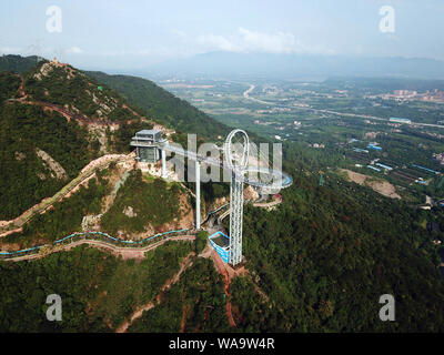 Vista aerea del Guangdong più alto del vetro circolare Bridge crossing sulla montagna al Huangtengxia attrazione turistica nella città di Qingyuan, Cina del Sud Foto Stock