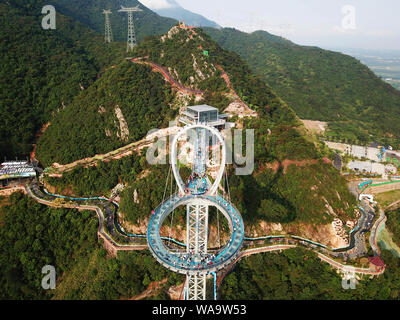 Vista aerea del Guangdong più alto del vetro circolare Bridge crossing sulla montagna al Huangtengxia attrazione turistica nella città di Qingyuan, Cina del Sud Foto Stock