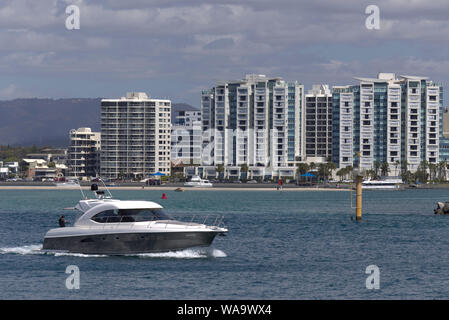 Skyline di highrise edifici di appartamenti alla spiaggia principale di Surfers paradise Queensland Australia Foto Stock