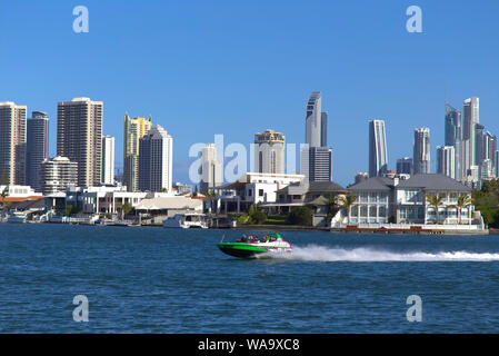 Skyline di highrise edifici di appartamenti alla spiaggia principale di Surfers paradise Queensland Australia Foto Stock