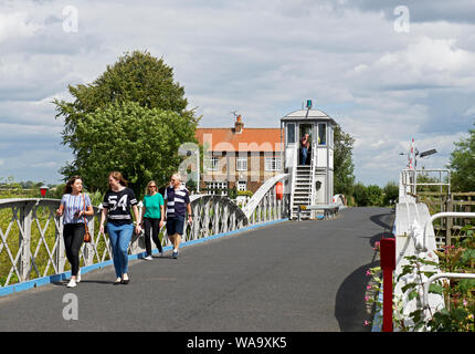 Ponte girevole sul fiume Ouse presso Cawood, North Yorkshire, Inghilterra, Regno Unito Foto Stock