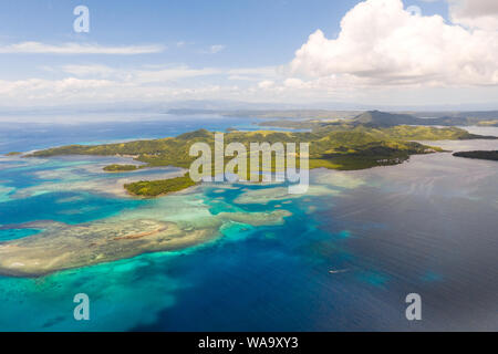 Bucas Grande Isola, Filippine. Bellissime lagune con atolli e isole, vista dall'alto. Seascape, natura delle Filippine. Foto Stock