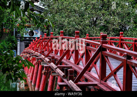 Huc Bridge nel Ngoc Son Temple, Hanoi, Vietnam. Foto Stock