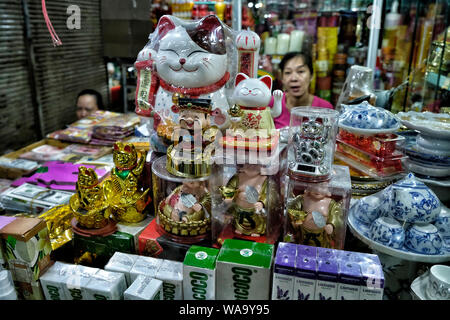 La città di Ho Chi Minh, Vietnam - 7 Agosto: Negozio di souvenir su scaffali in un negozio nel mercato di Ben Thanh, in data 7 agosto 2018 nella città di Ho Chi Minh, Vietnam. Foto Stock