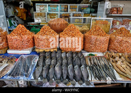 My Tho, Vietnam - Agosto 9: la gente vende pesce e frutti di mare sulla strada del mercato il 9 agosto 2018 in My Tho, Vietnam. Foto Stock